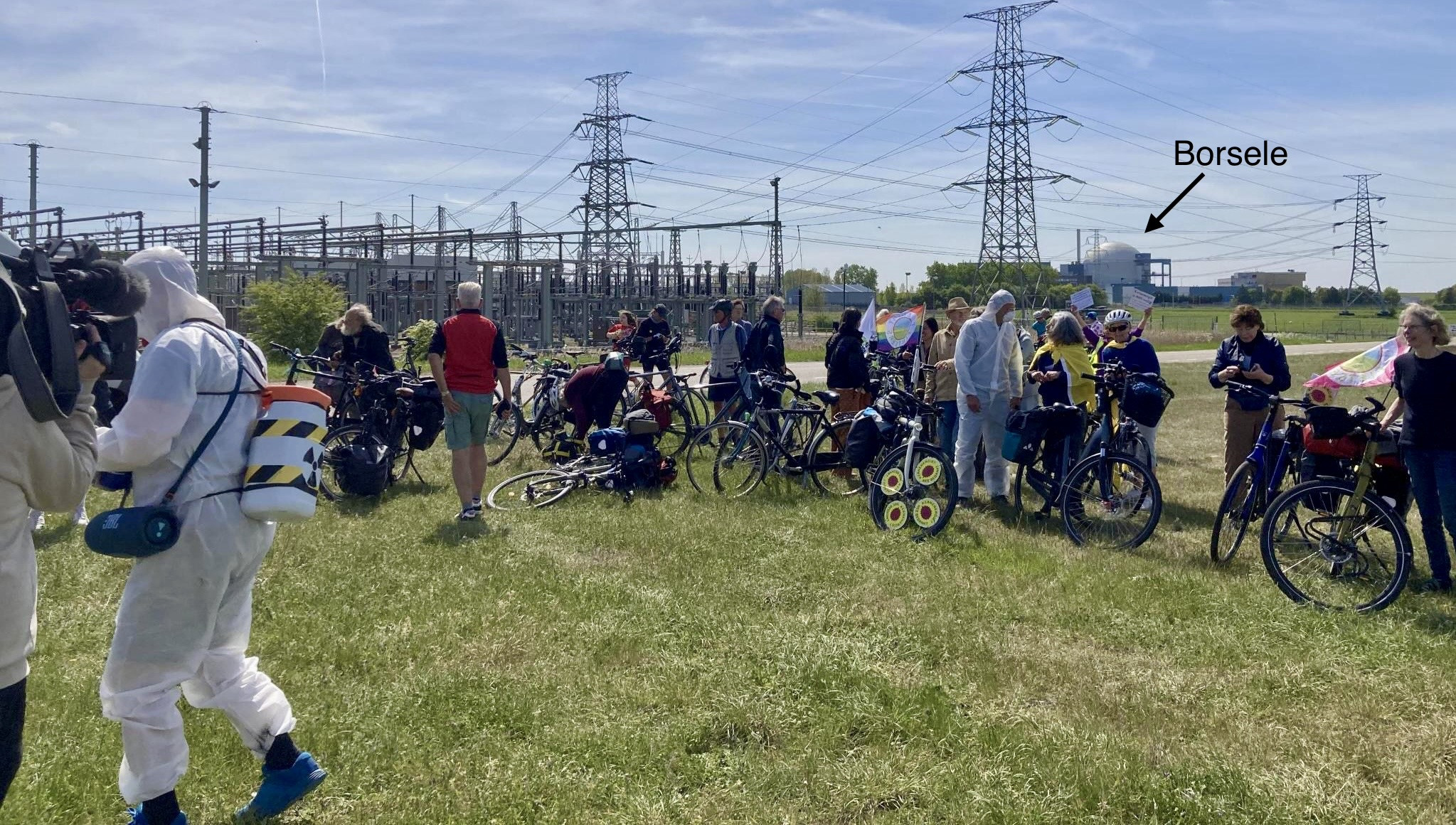 Luchtfietsers in Zeeland met de kerncentrale Borsele op de achtergrond.
